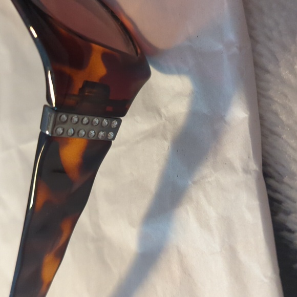 Daisy Fuentes Tortoise Shell Sunglasses. NEW Sale - Picture 3 of 5
